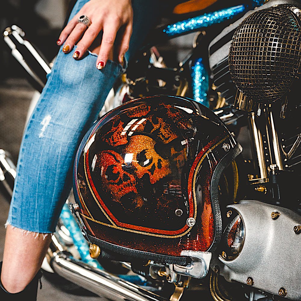 70S_HELMETS_SKULL_FLASH_FRONT_MODEL_HARLEY