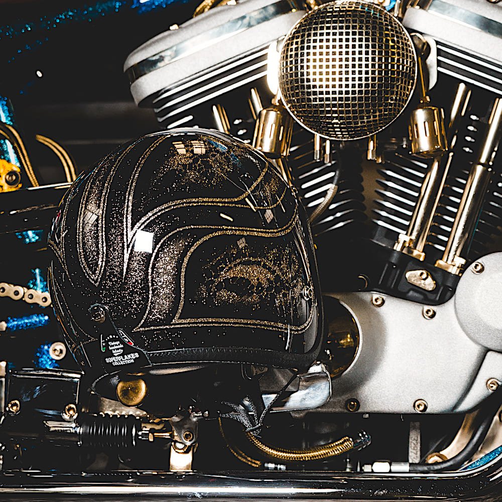 70s_helmets_back_model_black_lace